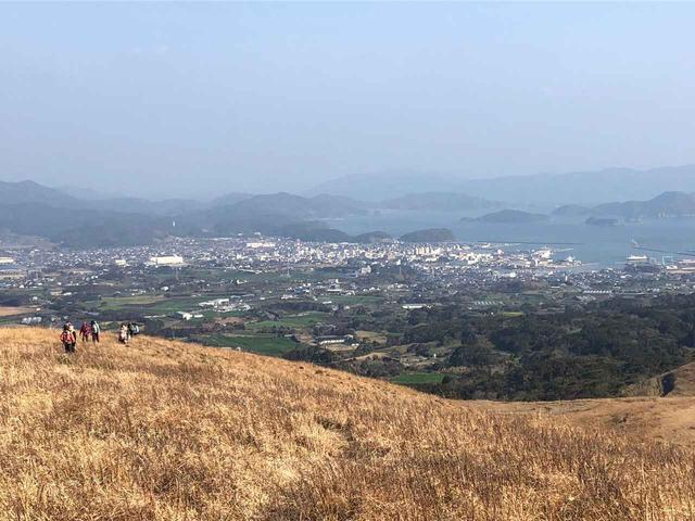 画像: ↑ 鬼岳山頂からの風景。五島列島の島々を一望できます。