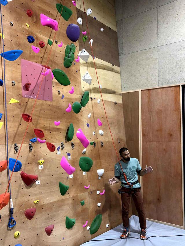 画像: 平山ユージさんよりトップロープクライミングについての解説中