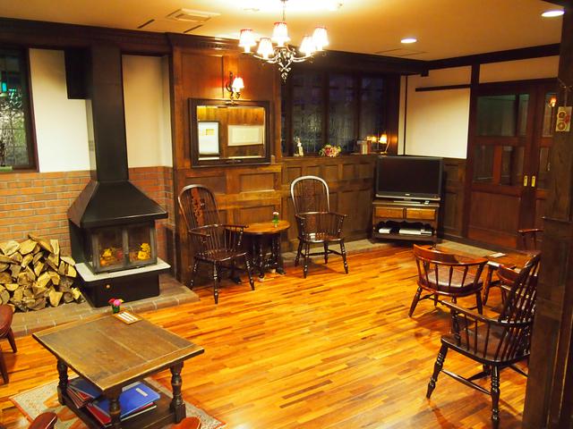 画像: 木に囲まれて、落ち着いた色合いの談話室(イメージ)