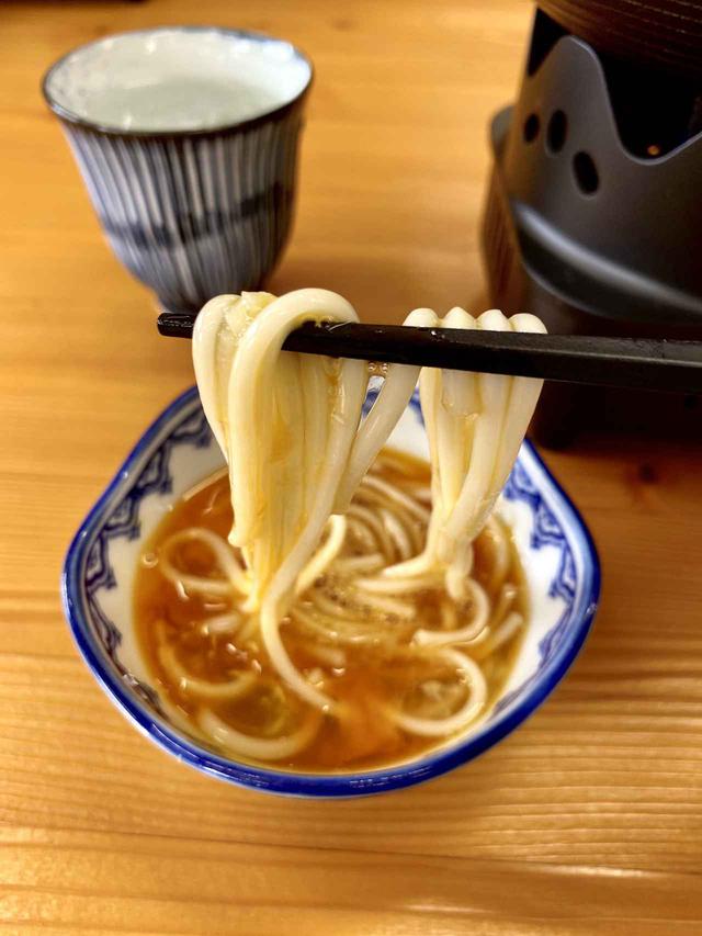 画像: 生卵を潜らせていただくうどんも絶品