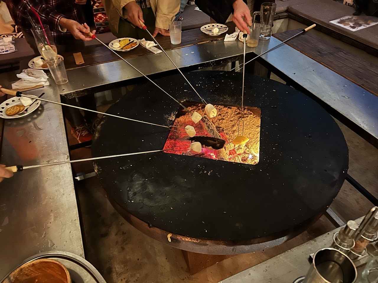 画像: 焚き火を囲んで焼マシュマロなど食事を楽しみました！