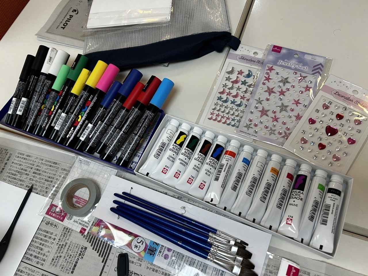 画像: ポスカや絵の具を使います