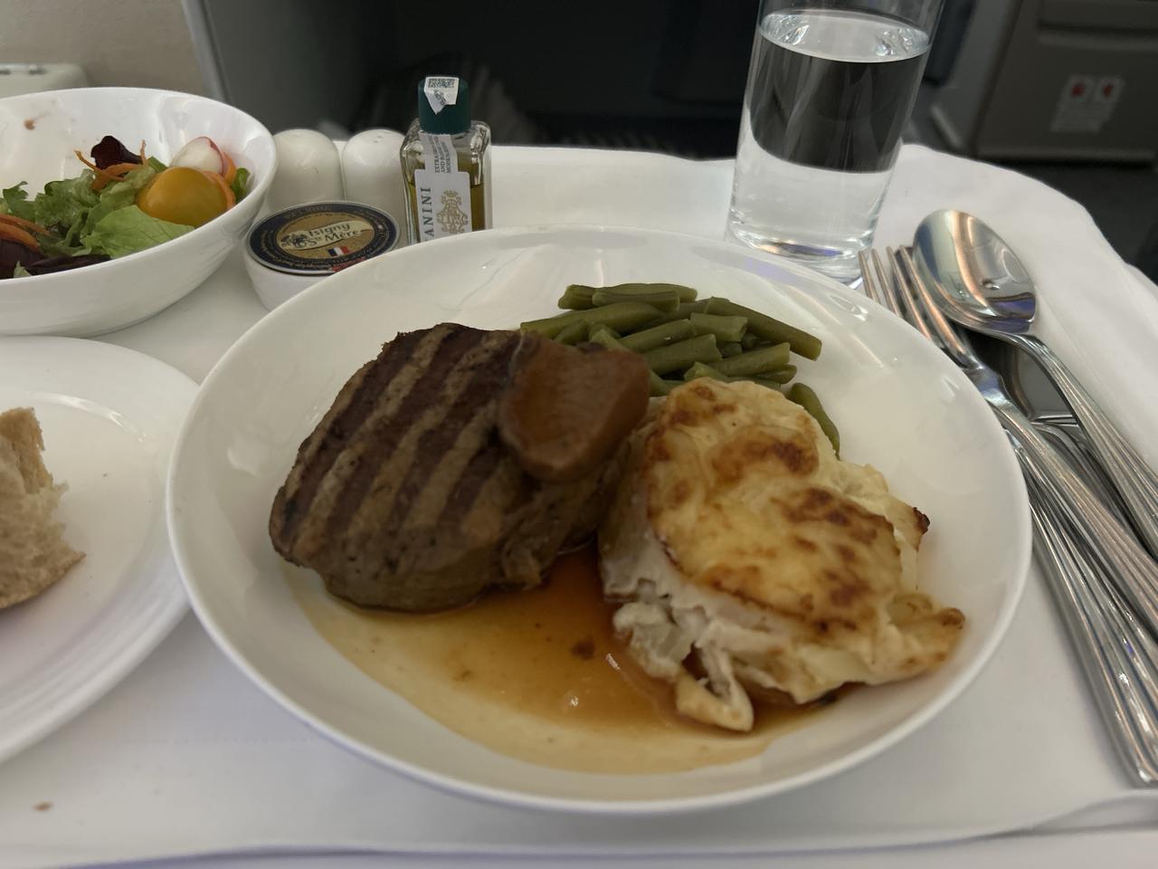 画像: こんなに本格的なステーキも!機内食とは思えません
