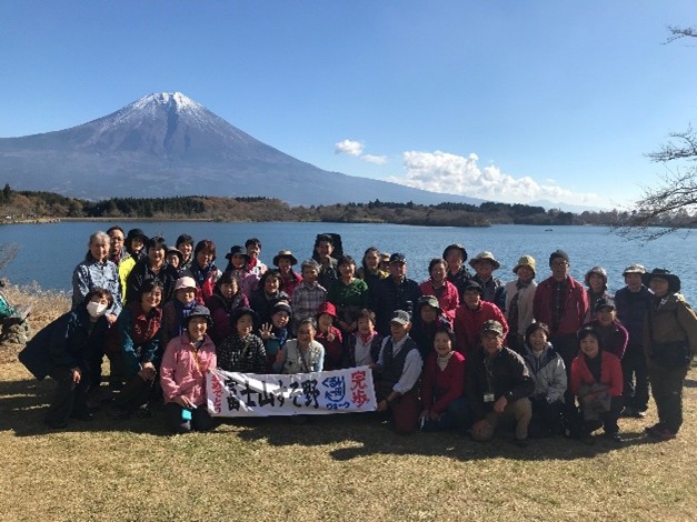 画像: 第11回で完歩者をお祝い（金井撮影）