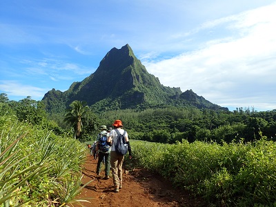 画像: 峻嶮な山々を望む道を歩きます。