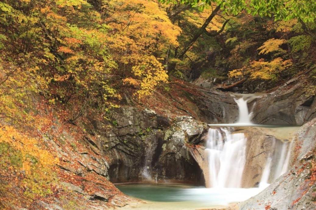 画像: ＜ハイク中級＞『健脚の方向けコース　３年ぶりの全面開通！紅葉の七ツ釜五段の滝と西沢渓谷』｜クラブツーリズム