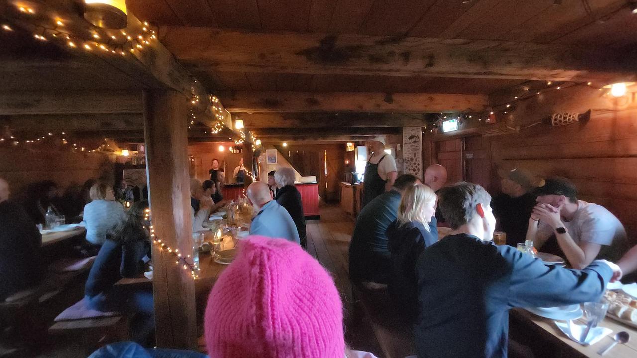 画像: ↑中は海賊が宴を交わしそうな雰囲気の良い作りで、美味しいおさかな料理が頂けました ←素敵な外観で港らしい作りでした。