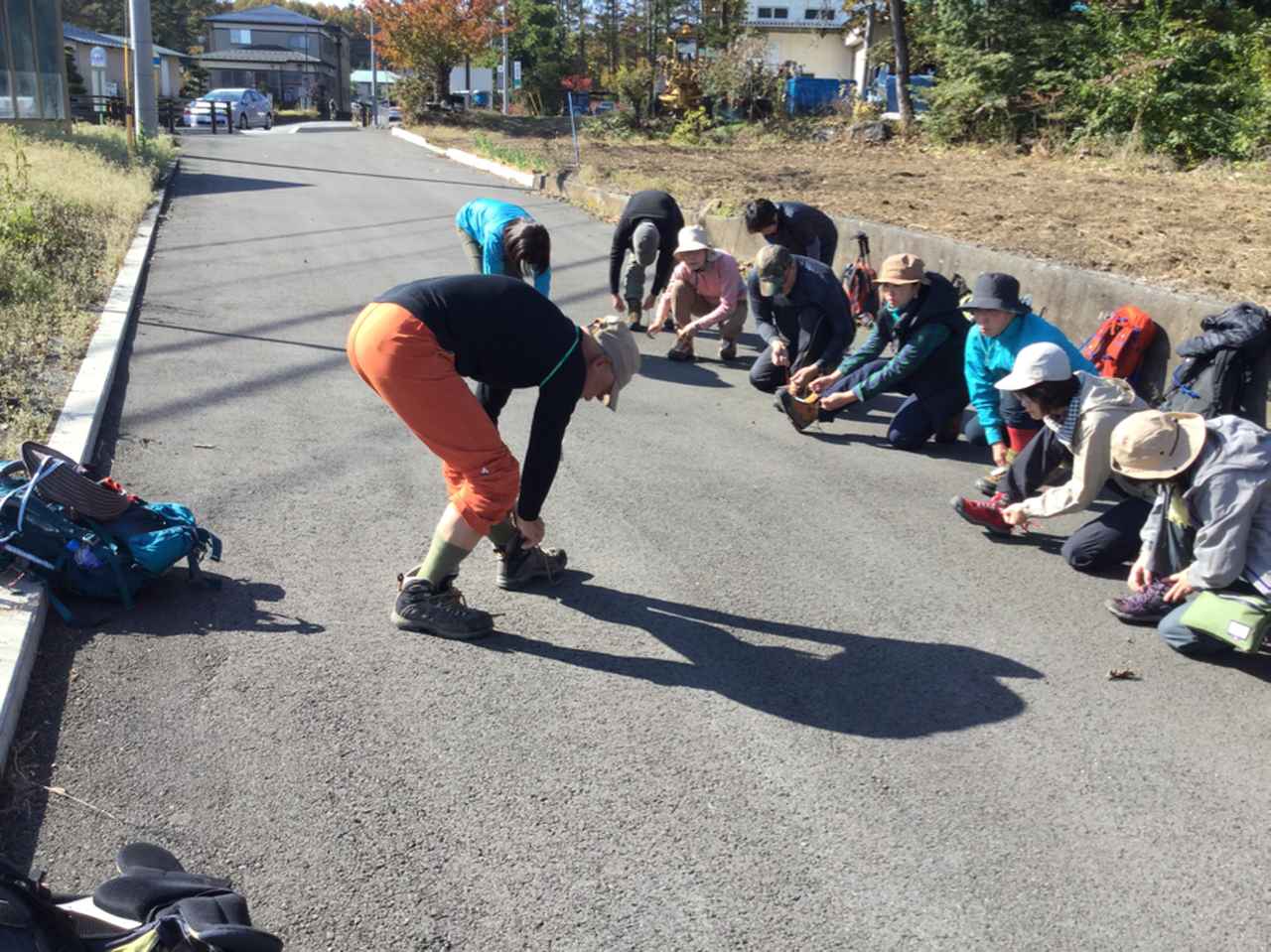 画像: 「０から始める登山教室」では取れにくい靴紐の結び方からスタートします！