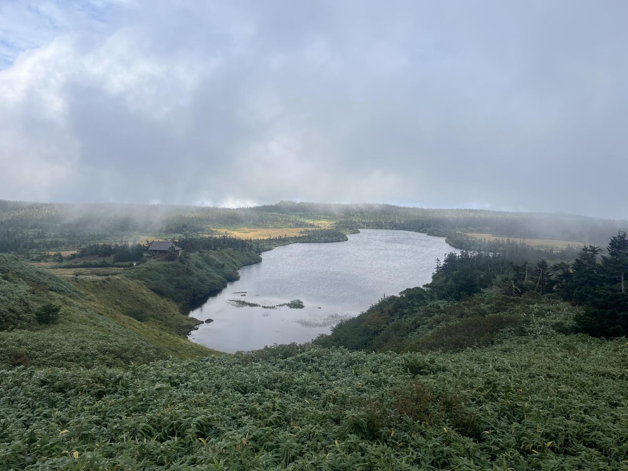 画像: 曇り空の八幡沼も神秘的です