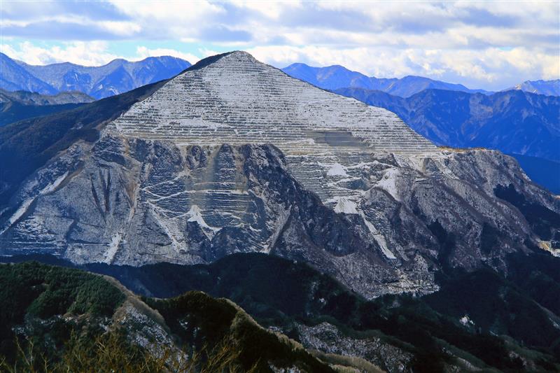 画像: 石灰岩採掘の跡が迫力大！な武甲山