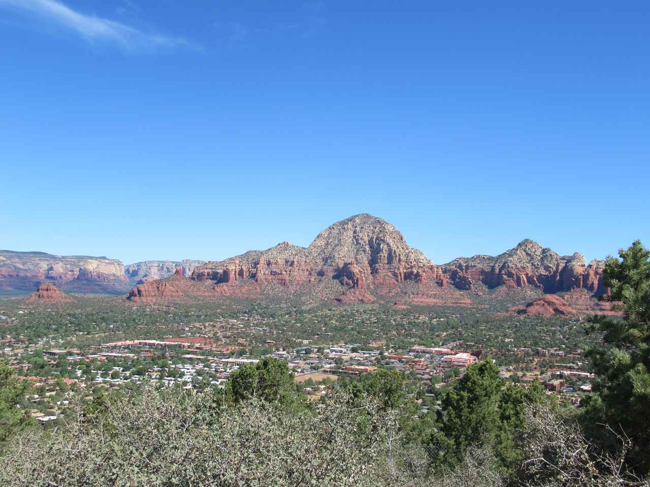 画像: サンダーマウンテンをバックにセドナの街を一望