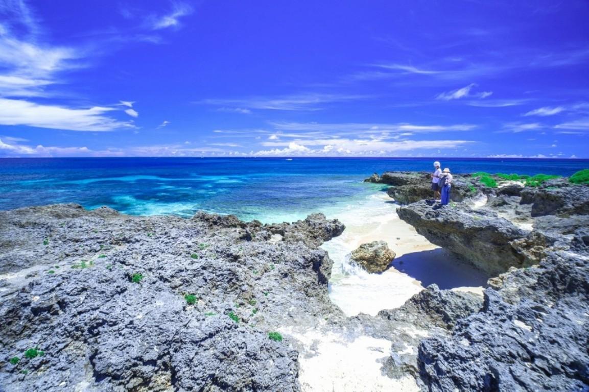 画像: ＜ハイク初級＞『歩いてしか行けない琉球開闢伝説の舞台と戦時遺構をめぐる　神秘的な神の島・久高島と琉球神話ゆかりの史跡めぐり　3日間』【羽田出発】｜クラブツーリズム