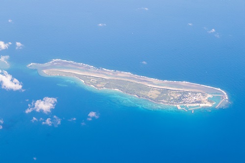 画像: 久高島(空撮/イメージ） 地元ガイドと共に歴史深いパワースポットの島内ウォーキングをお楽しみください。