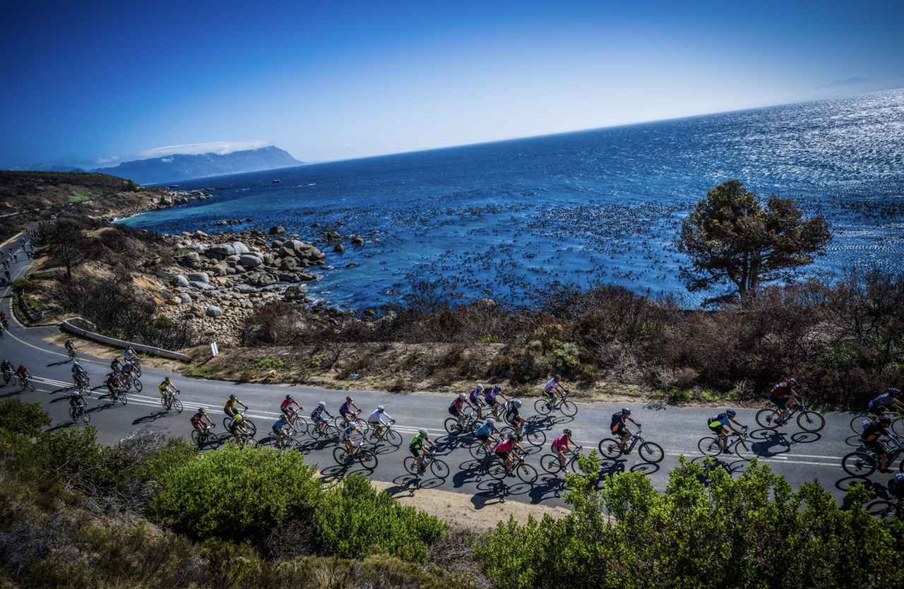 画像: 世界中から集まったサイクリストが絶景の109㎞を走ります