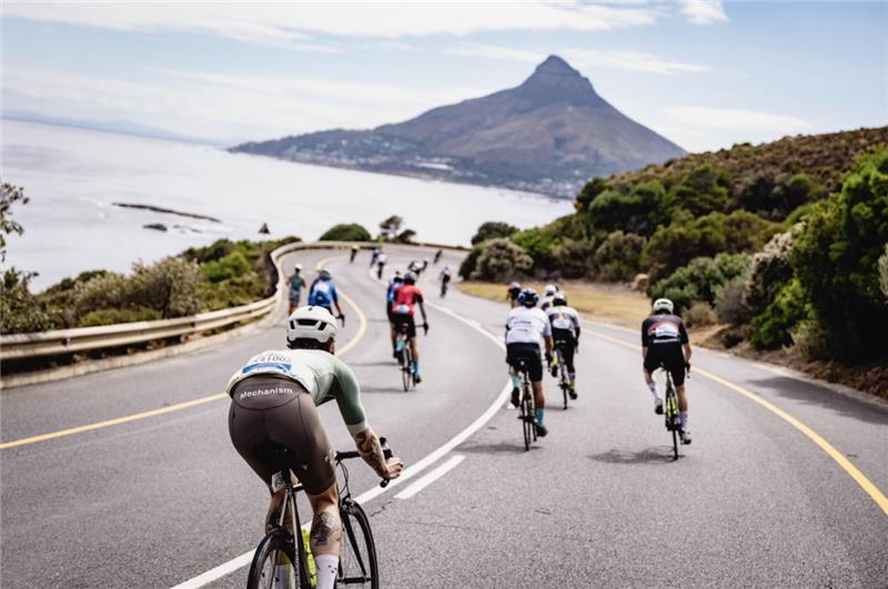 画像: ルート上は道路を全面封鎖、 爽快な海に向かってのダウンヒル