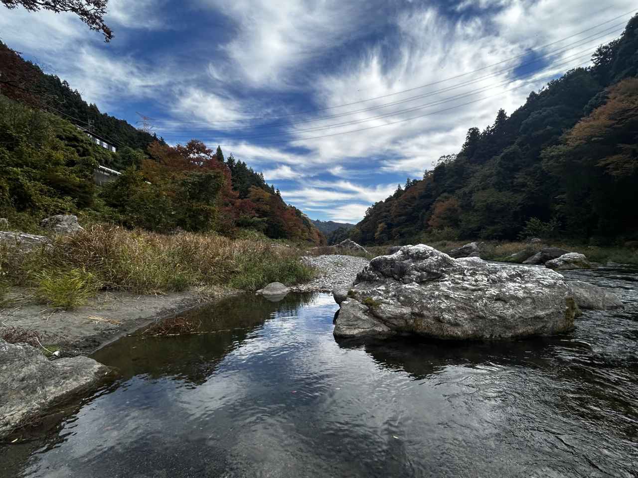 画像: 河原から望む御岳渓谷のようす