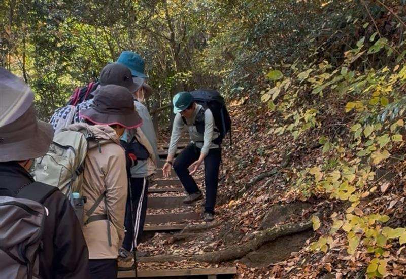 画像: 登山中もしっかり講習!