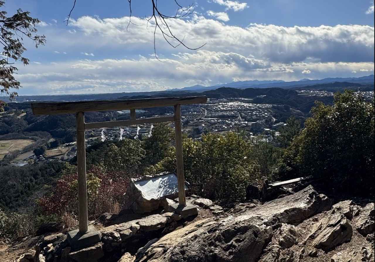 画像: 山頂手前にある金毘羅神社の「二の鳥居」