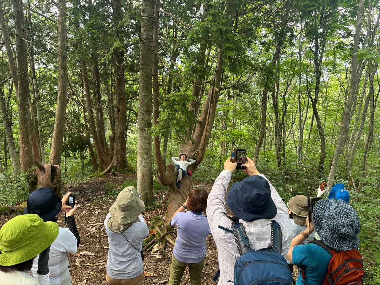 画像: 髙木ガイドを囲んで写真撮影会!