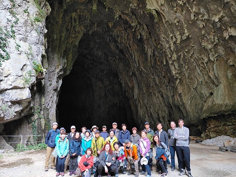 画像: 鍾乳洞前にて撮影