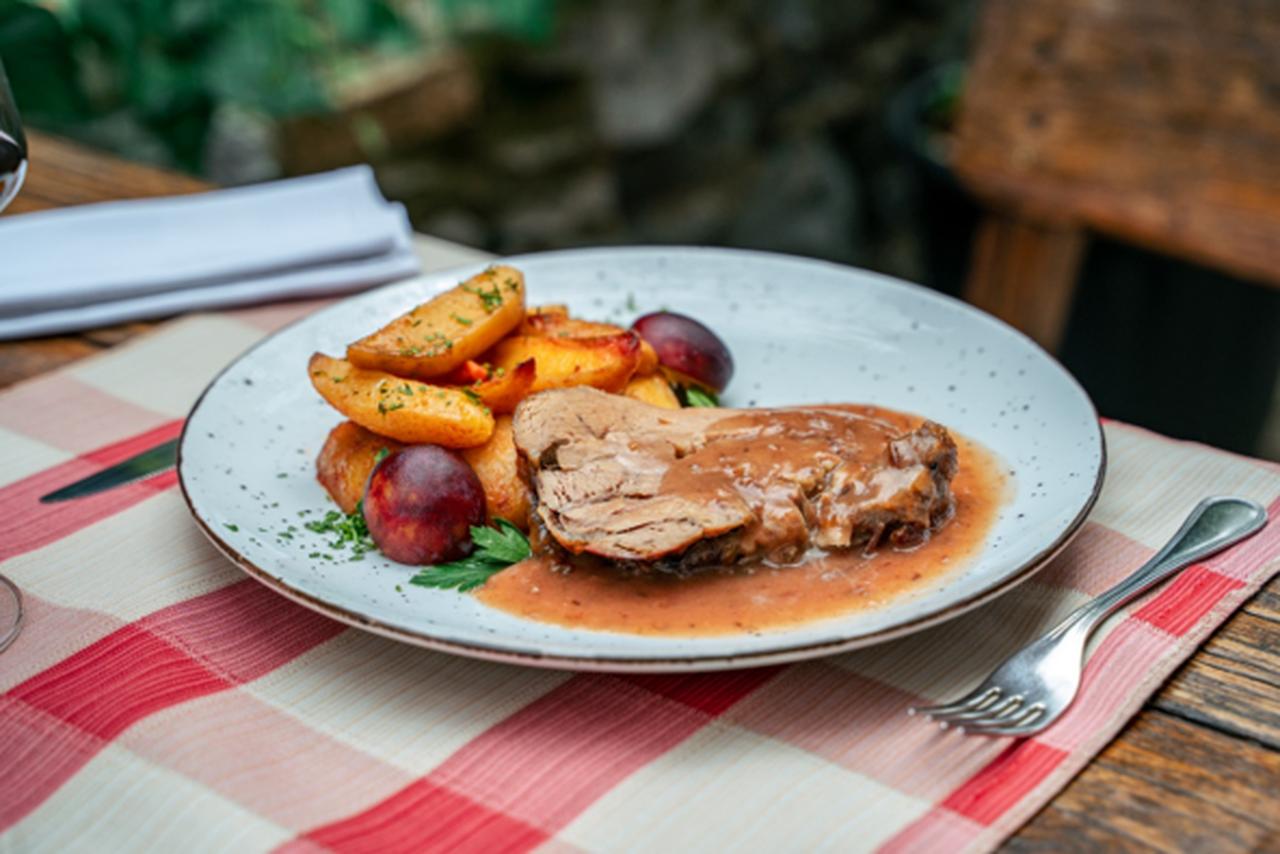 画像: クロアチア伝統料理・ペカ　※提供する料理は一例です。