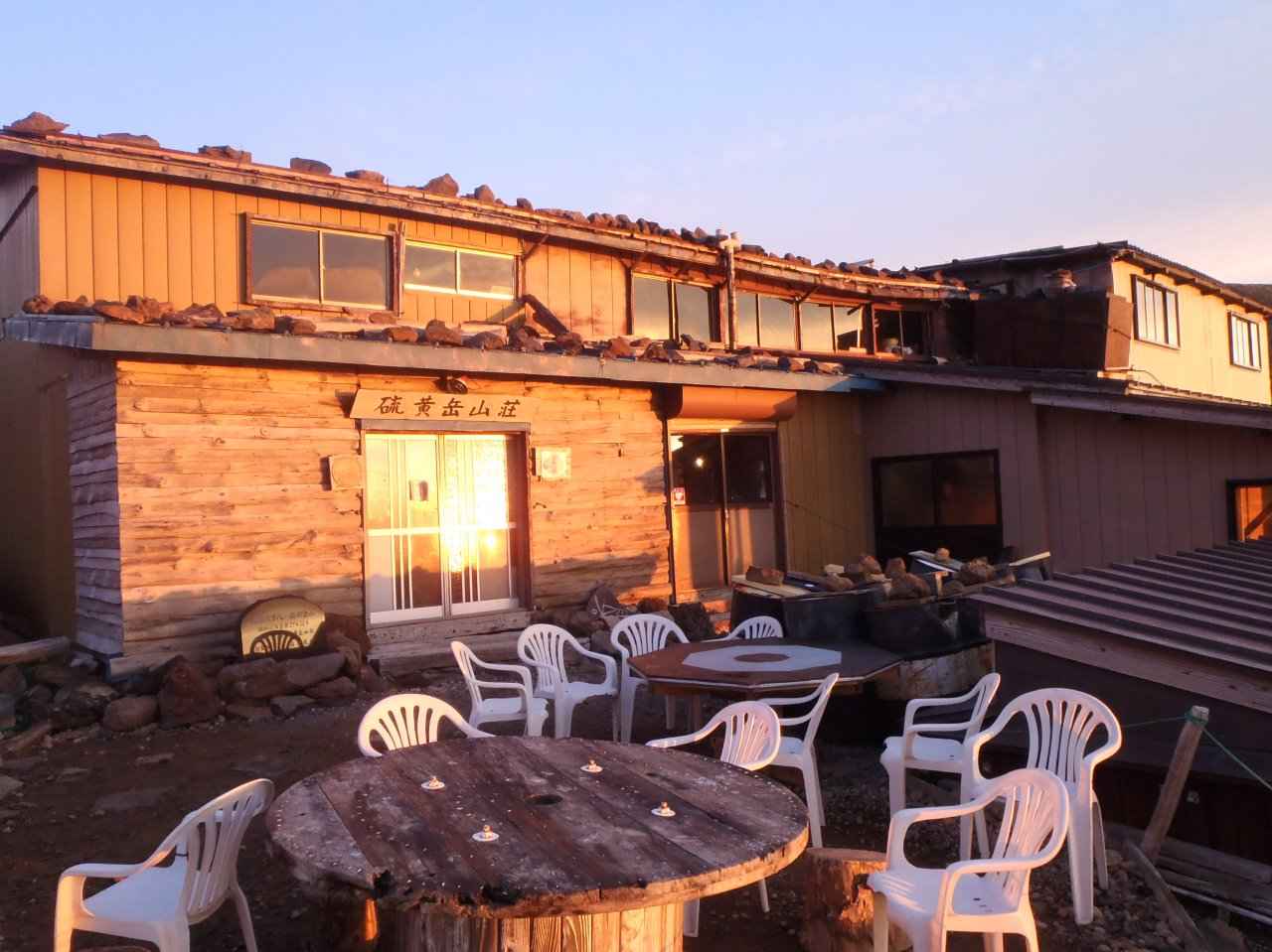 画像: 赤岳・横岳を望む絶好のロケーション　「硫黄岳山荘」