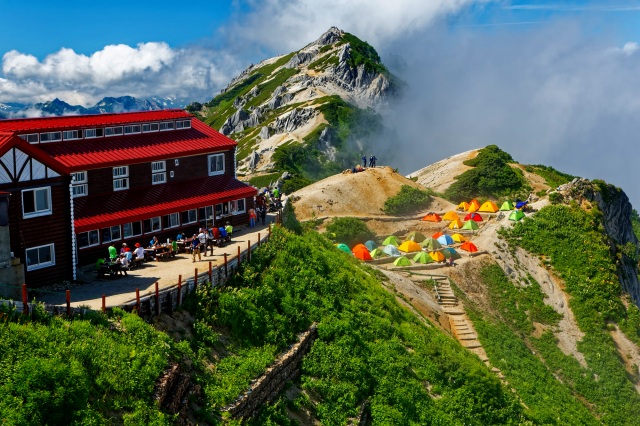 画像: 燕山荘と燕岳（イメージ）