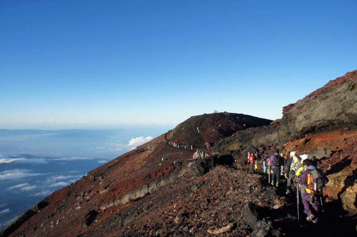 画像: ＜登山中級A＞『七合目に2連泊で御来光チャンスも2回！富士宮ルート（静岡県側）で登る　富士登山・お鉢めぐりと剣ヶ峰　3日間』【東京・品川・新横浜出発】｜クラブツーリズム