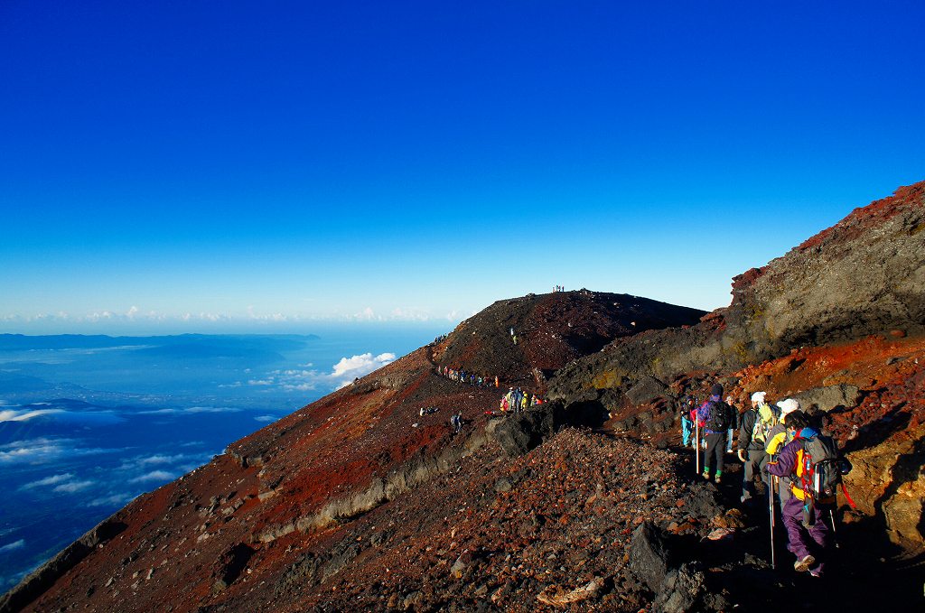 画像: ＜登山中級B（縦走）＞『宝永火口と名物・大砂走りがある静岡側ルートを歩く　富士山・お鉢めぐり・宝永山　2日間』【新宿出発】｜クラブツーリズム