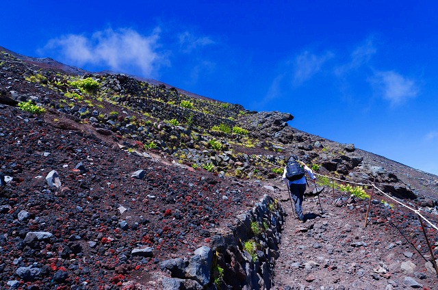画像: ＜登山中級Ａ＞『山頂で雲海の彼方より昇る感動の御来光！日本一の山・富士山へチャレンジ！富士登山　2日間』【富士山吉田口・五合目集合】｜クラブツーリズム