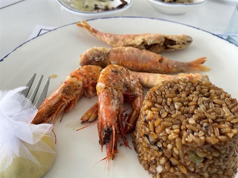 画像: 海を臨むレストランでのシーフードをお召し上がり