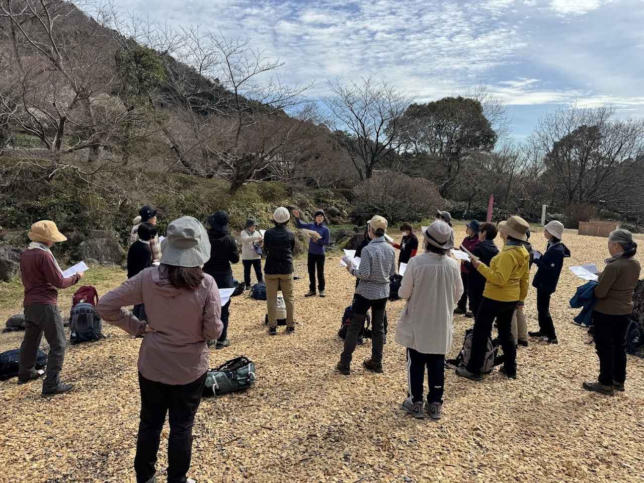 画像: 登山前にしっかり講習！今回のテーマは「長い距離を歩こう」