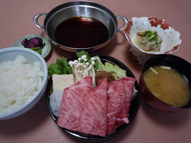 画像: 牛すき鍋の昼食（イメージ）