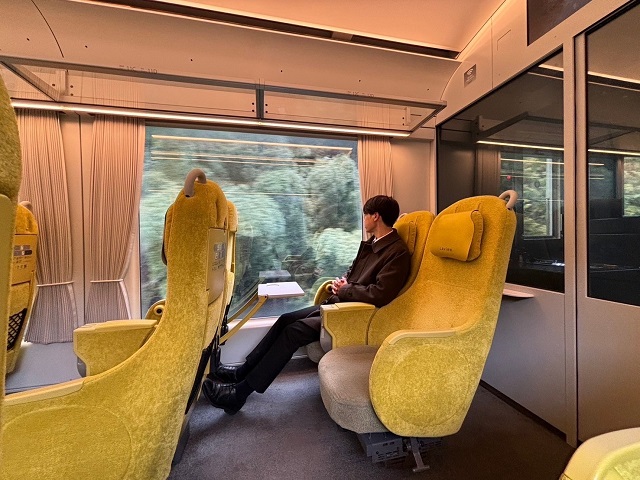 画像: 特急ラビュー車内(イメージ)