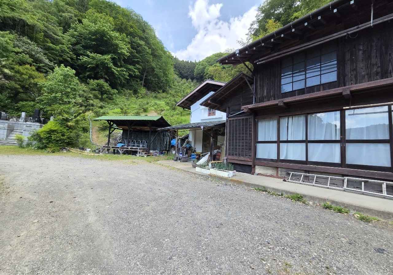 画像: なじくぼ(奥には柚子を収穫するための収穫トロッコが見えます)