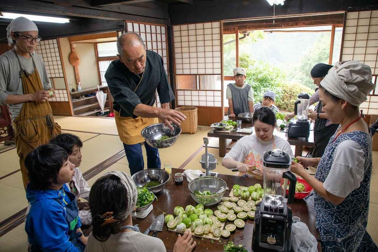 画像: 柚子胡椒づくり(※写真は青柚子胡椒づくりの様子です) 写真提供:陣渓園