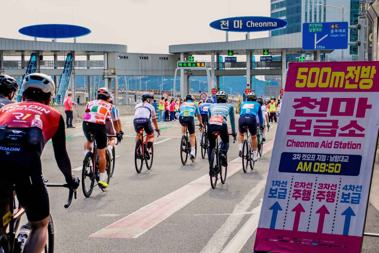 画像: 有料道路の料金所も自転車で通過 出典:釜山祭り組織委員会 (Busan Festival Organization)