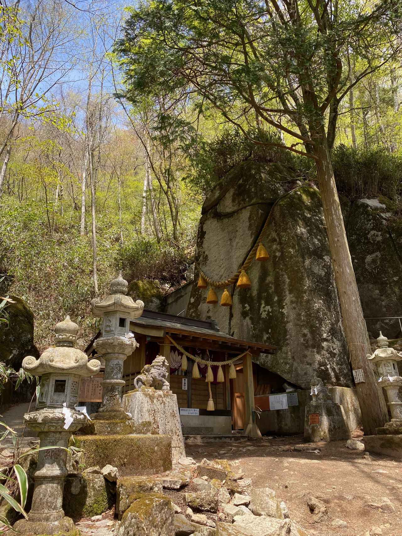 画像: 石割神社 割れた岩の間を3周すると、運気が上がると言われています