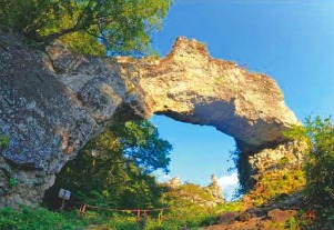 画像: ＜登山初級A（！/縦走）＞『女性限定　山×世界遺産　 絹産業に革命を起こした富岡製糸場と奇岩を楽しむ妙義山』【JR高崎駅集合】｜クラブツーリズム