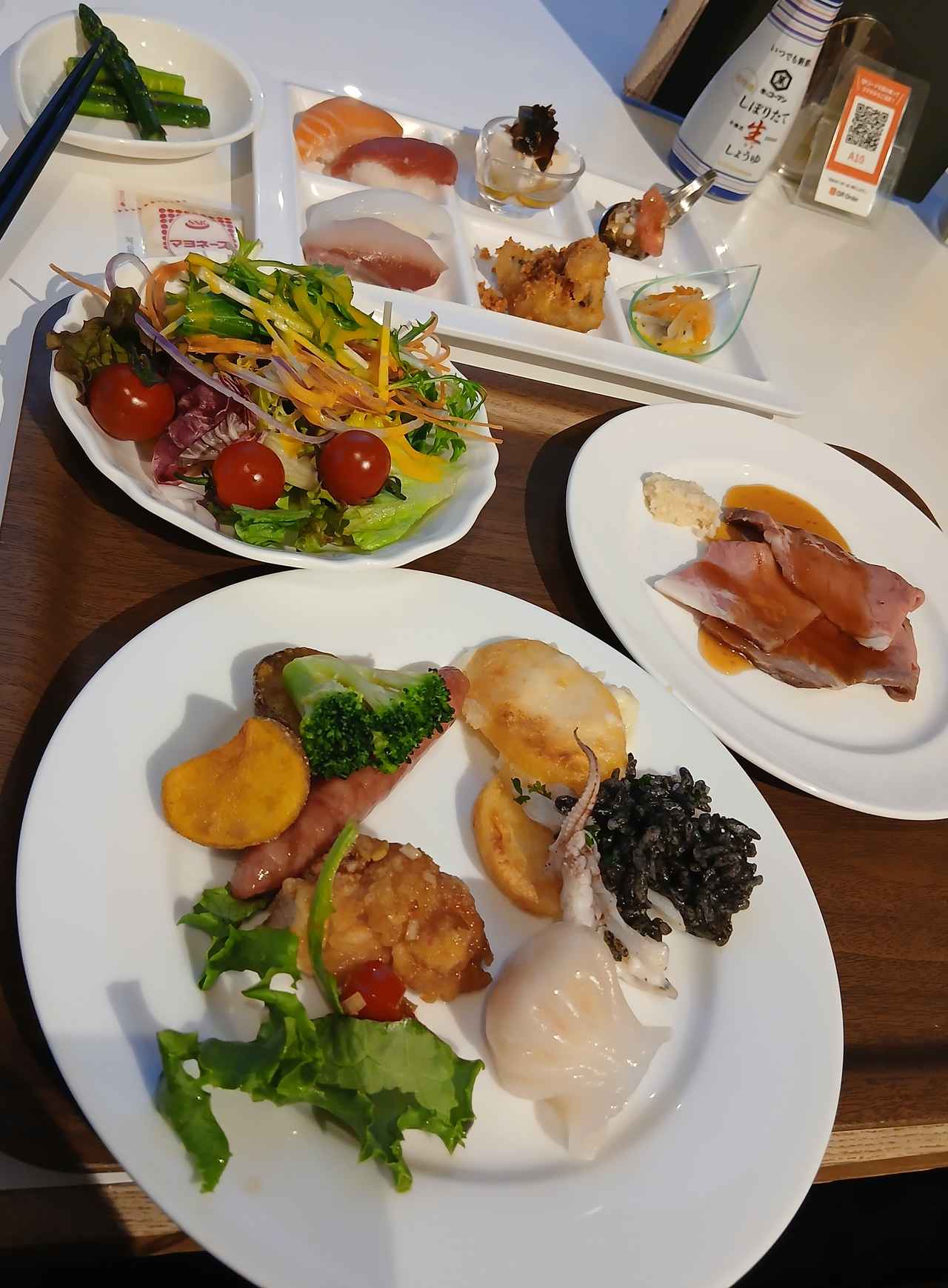画像: 和・洋・中様々な料理とその地域ならではのお食事も堪能！（添乗員撮影）