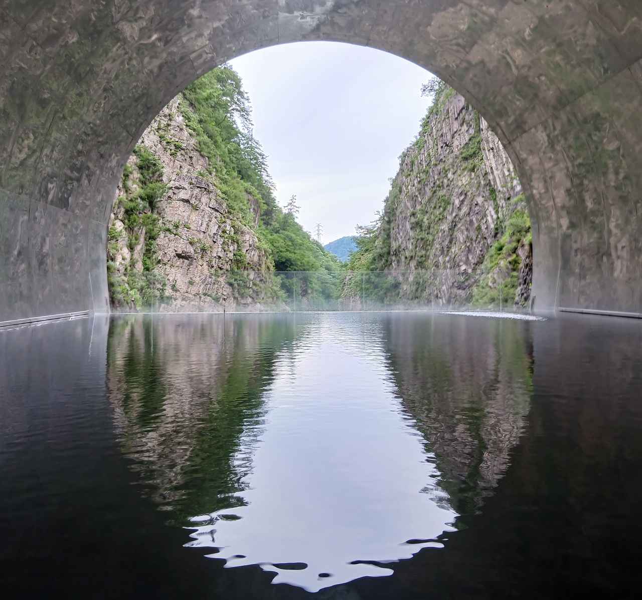 画像: 写真映えする「水鏡」