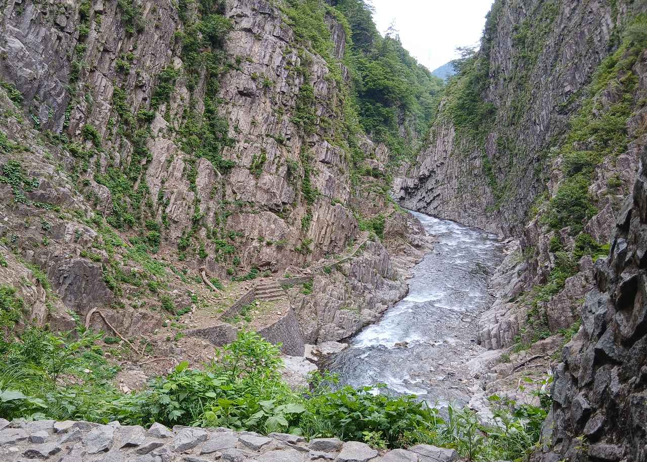 画像: 水鏡の柵の先には、ダイナミックな川の流れも