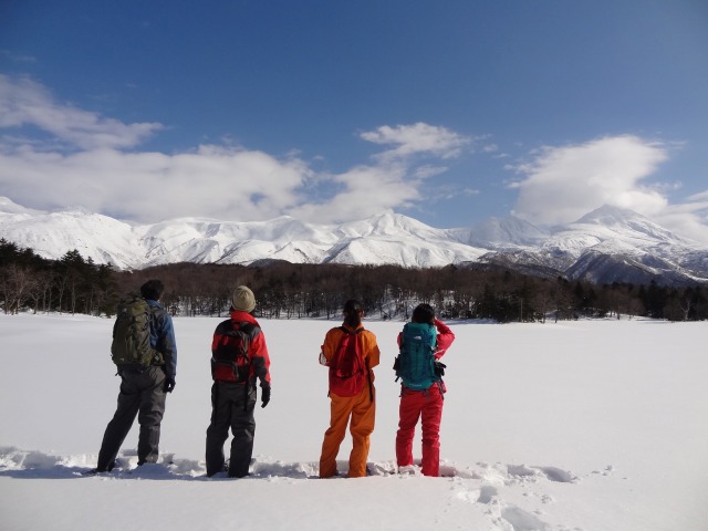 画像: 厳冬期は認定ガイド同行でないと入れない、世界自然遺産・知床五湖。 そんな静寂の森をスノーシューを履いて歩きます。一面の白銀の景色は心を揺さぶられること間違いなし。