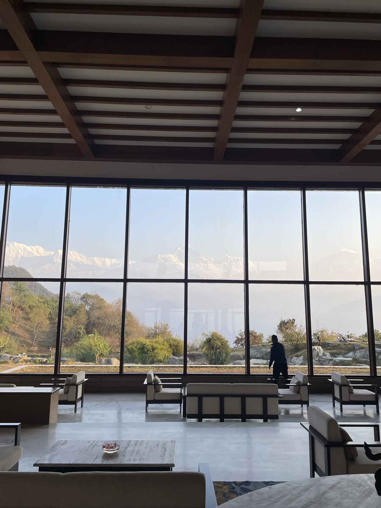 画像: ロビーの目の前にはヒマラヤ山脈が！この日は少し曇っていました…。晴れていれば絶景です