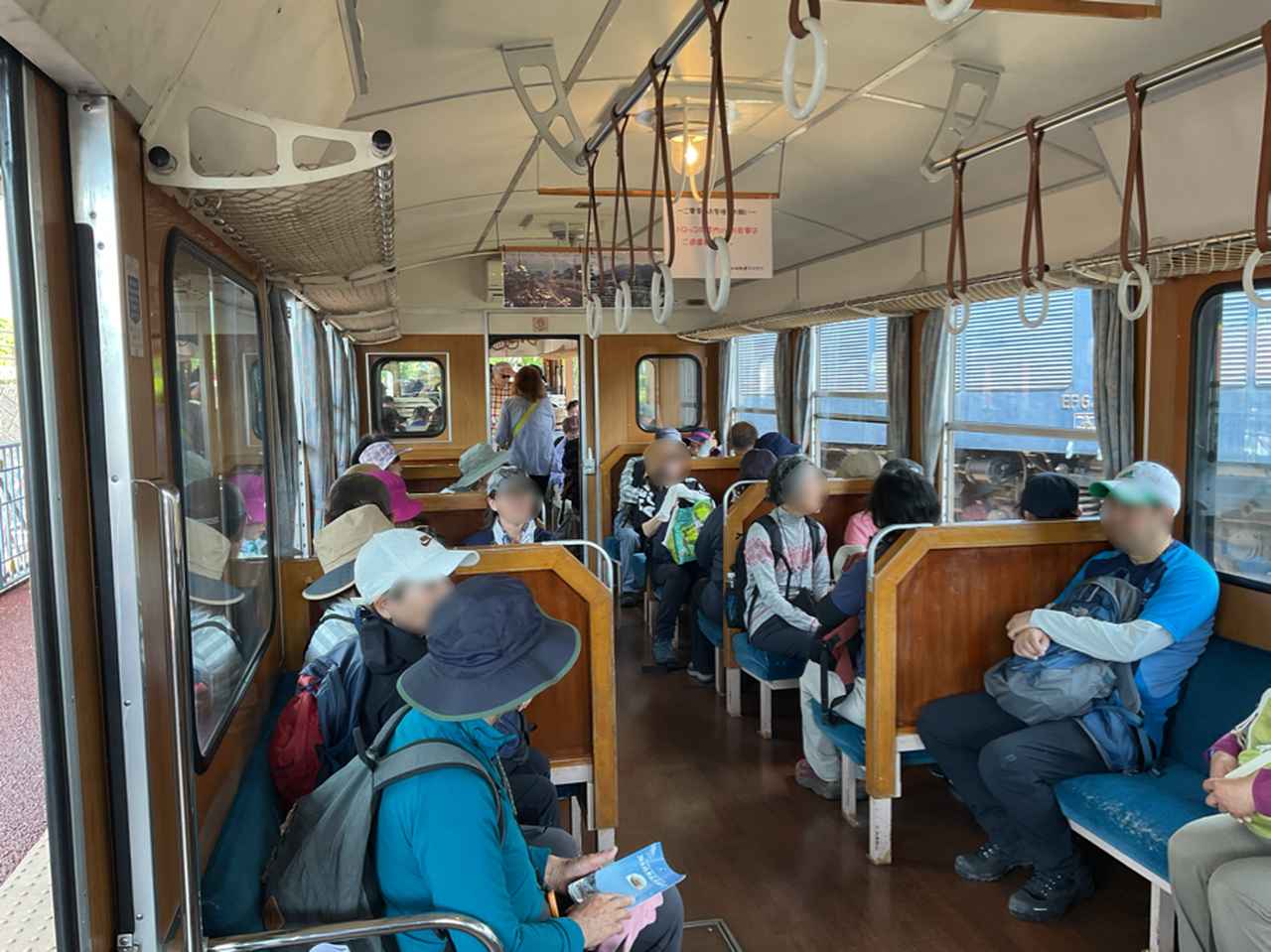 画像: トロッコ列車車内(2026年5月16日添乗員撮影)