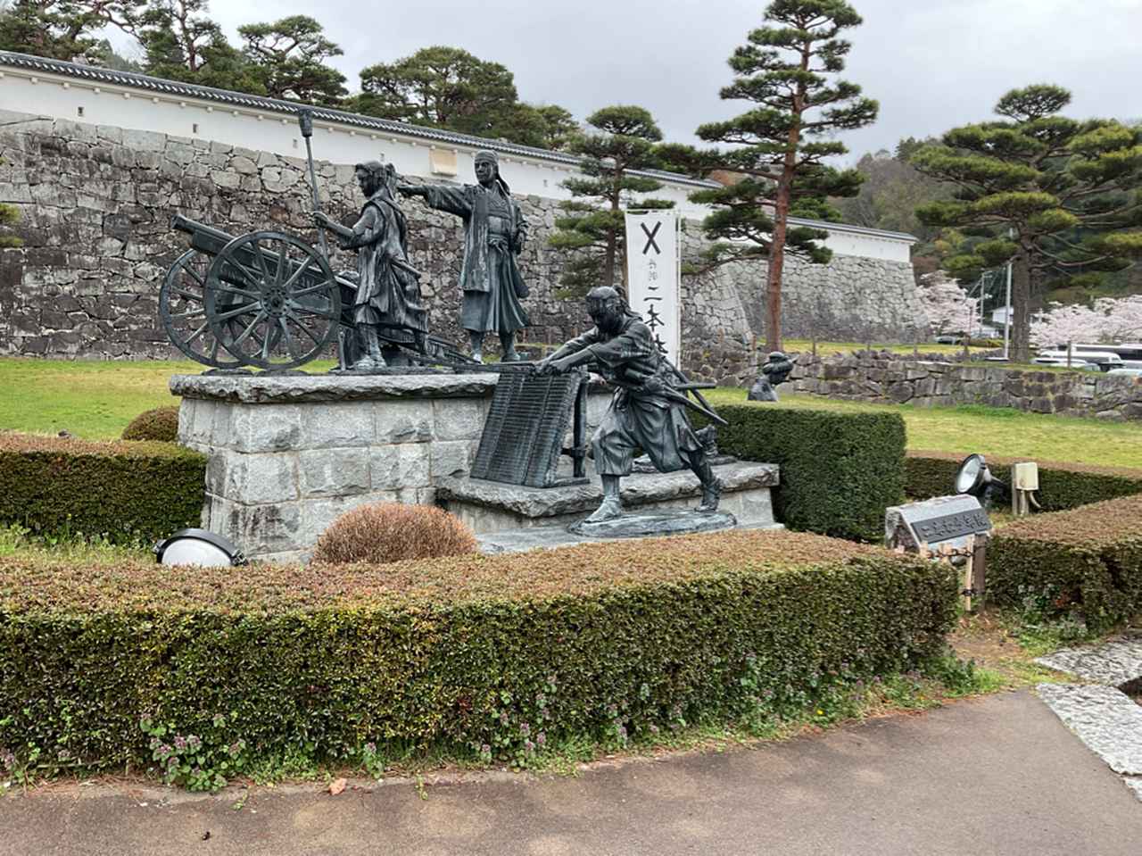 画像: 二本松城にある二本松少年隊群像
