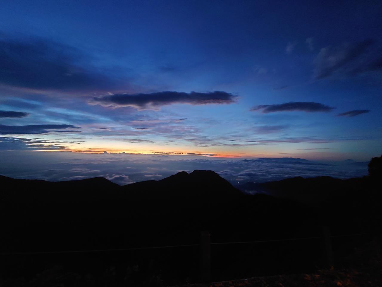 画像: 燕山荘から見る朝焼け