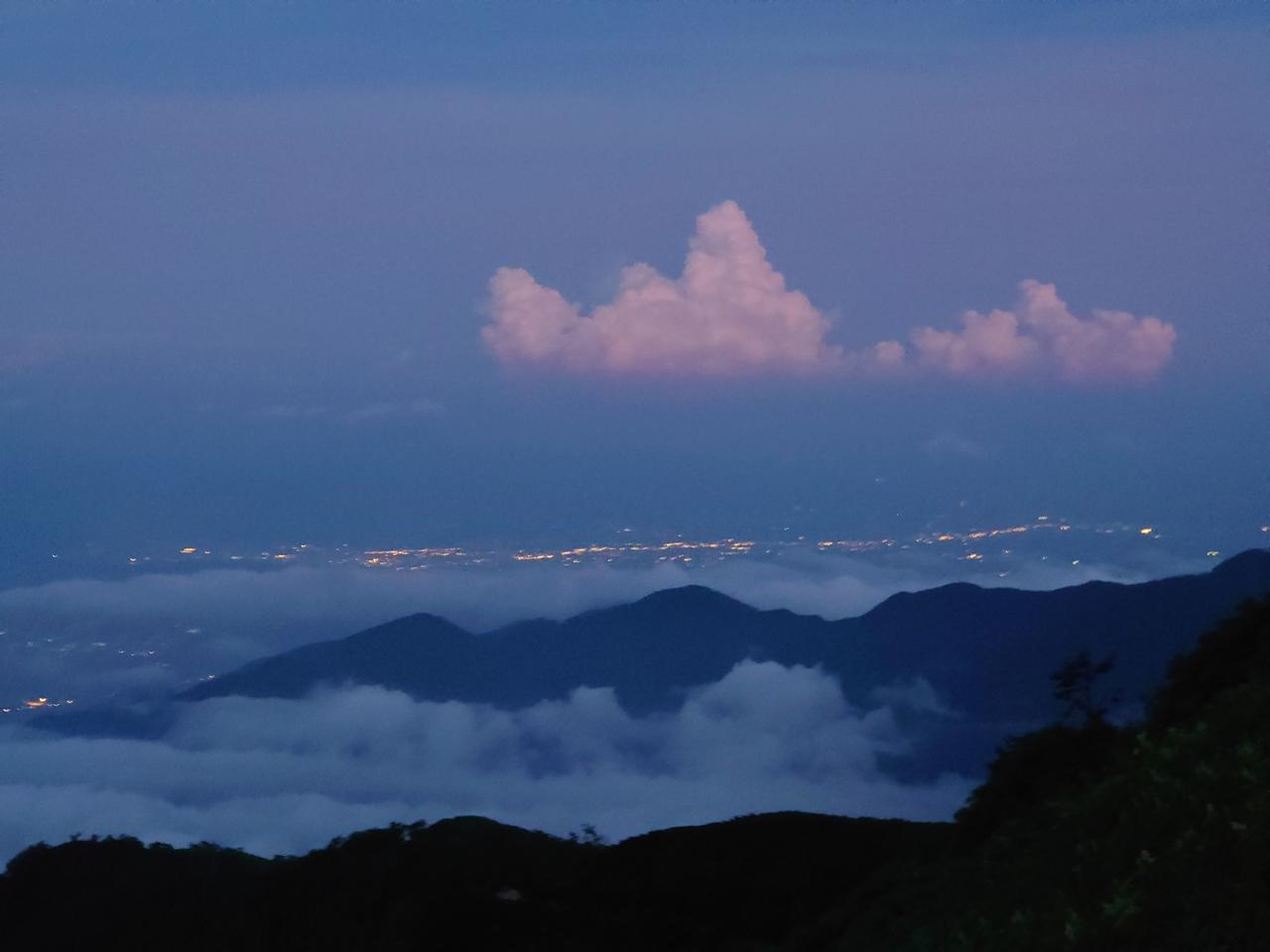 画像: 燕山荘からみる麓の町並みの夜景