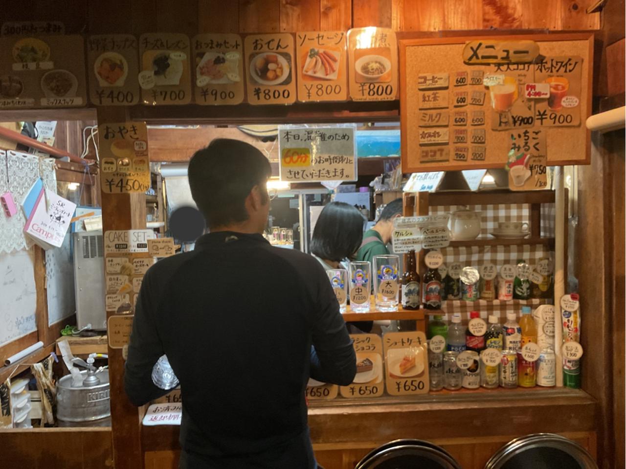 画像: 燕山荘内ではケーキ屋、飲み物、おつまみのラインラップも豊富