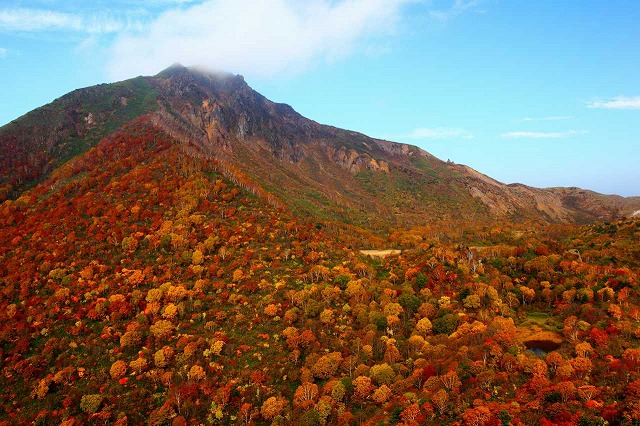 画像: ＜ゆっくりペースで歩く登山＞＜登山初級B（縦走）＞『紅葉の安達太良山と磐梯山縦走 2日間』　【東京・上野・大宮出発】｜クラブツーリズム
